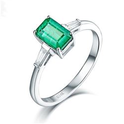 A 14KT WHITE GOLD AND EMERALD & DIAMONDS RING.
