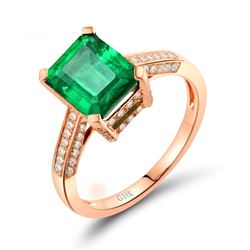 A 18KT ROSE GOLD AND EMERALD & DIAMONDS RING.