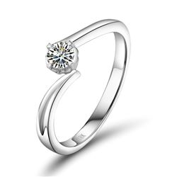 A 18KT WHITE GOLD AND DIAMOND RING.
