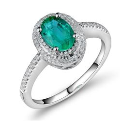 A 18KT WHITE GOLD AND EMERALD & DIAMOND RING.