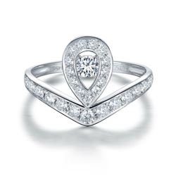A 18KT WHITE GOLD AND DIAMONDS RING.