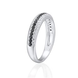 A STERLING SILVER AND CUBIC ZIRCONIA RING.