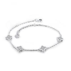 A 18KT WHITE GOLD AND DIAMONDS BRACELET.
