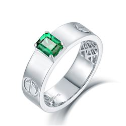 A 14KT WHITE GOLD AND EMERALD RING.