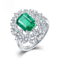 A 18KT WHITE GOLD AND EMERALD & DIAMOND RING.