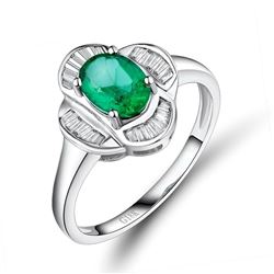 A 18KT WHITE GOLD AND EMERALD & DIAMOND RING.