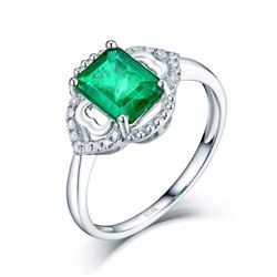 A 14KT WHITE GOLD AND EMERALD & DIAMOND RING.