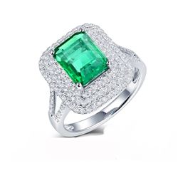 A 18KT WHITE GOLD AND EMERALD & DIAMOND RING.