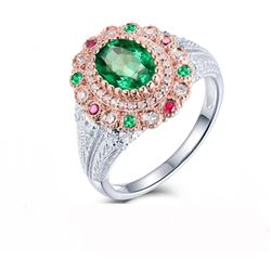 A 18KT WHITE GOLD AND EMERALD & DIAMOND RING.