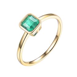 A 18KT YELLOW GOLD AND EMERALD RING.