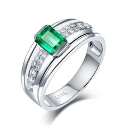 A 14KT WHITE GOLD AND EMERALD & DIAMONDS RING.