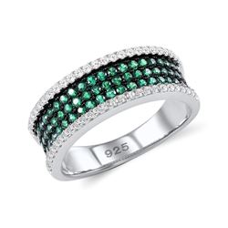 A STERLING SILVER AND CUBIC ZIRCONIA RING.