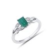 Image 1 : A 14KT WHITE GOLD AND EMERALD & DIAMONDS RING.