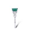 Image 3 : A 14KT WHITE GOLD AND EMERALD & DIAMONDS RING.