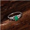 Image 7 : A 14KT WHITE GOLD AND EMERALD & DIAMONDS RING.