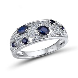 A 14KT WHITE GOLD AND SAPPHIRE & DIAMONDS RING.