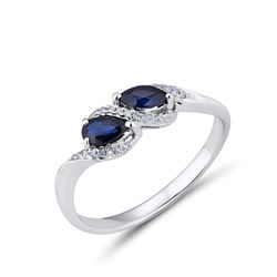 A 14KT WHITE GOLD AND SAPPHIRE & DIAMONDS RING.