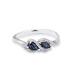Image 2 : A 14KT WHITE GOLD AND SAPPHIRE & DIAMONDS RING.