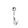 Image 3 : A 14KT WHITE GOLD AND SAPPHIRE & DIAMONDS RING.