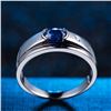 Image 5 : A 18KT WHITE GOLD AND SAPPHIRE & DIAMONDS MAN RING.