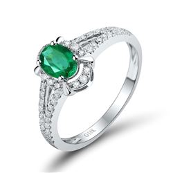 A 18KT WHITE GOLD AND EMERALD & DIAMONDS RING.