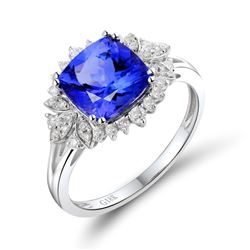 A 18KT WHITE GOLD AND TANZANITE & DIAMONDS RING.