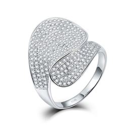 A 14KT WHITE GOLD AND DIAMONDS RING.