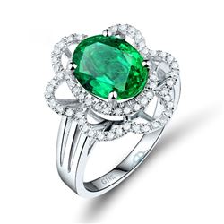 A 18KT WHITE GOLD AND EMERALD & DIAMONDS RING.