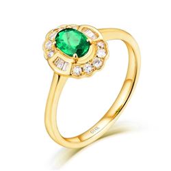 A 14KT YELLOW GOLD AND EMERALD & DIAMONDS RING.