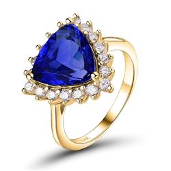 A 14KT YELLOW GOLD AND TANZANITE & DIAMONDS RING.