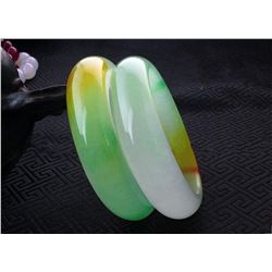 A PAIR NATURAL EMERALD GREEN NEPHRITE JADE BANGLE.