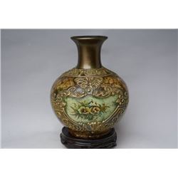 A BROWN GILT FLOWER VASE MING DYNASTY.