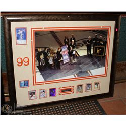 EDMONTON & JOEY HONOR GRETZKY WITH BANNER 1999