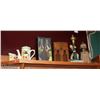 Image 1 : SHELF FULL OF DÉCOR ITEMS