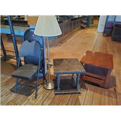 LOT OF 2 FOLDING CHAIRS, SIDE TABLE AND FLOOR LAMP