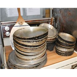 LOT OF PIZZA PANS AND OTHER ASSORTED KITCHEN WARE