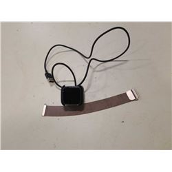 FITBIT VERSA LITE WITH CHARGER - WORKING