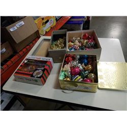 LOT OF VINTAGE CHRISTMAS ORNAMENTS