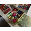 Image 4 : LOT OF VINTAGE CHRISTMAS ORNAMENTS
