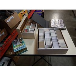 LOT OF COLLECTABLE SPORTS CARDS