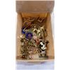 Image 2 : 2 TRAYS OF COLLECTIBLES AND JEWELLERY
