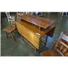 Image 2 : SIKES COMPANY DROPLEAF DINING TABLE WITH 2 LEAFS AND 4 CHAIRS