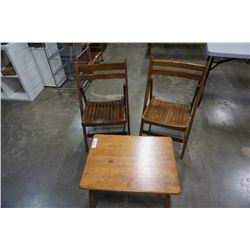 WOOD ENDTABLE AND 2 FOLDING WOOD CHAIRS