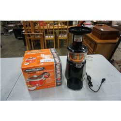 SALTON VITAPRO JUICER AND PROCTOR-SILEX SLOW COOKER