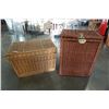 Image 2 : 2 WICKER HAMPERS