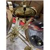 Image 5 : 4 ARM RETRO BRASS AND GLASS GLOBE CHANDELIER