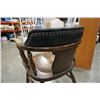 Image 7 : Oak and leather chair