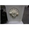 Image 5 : Vinatge singer sewing machine with foot pedal