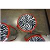 Image 4 : 3 RED ZEBRA STRIPED STOOLS