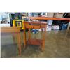 Image 5 : 2 WOOD ENDTABLES, 1 WITH 1 DRAWER